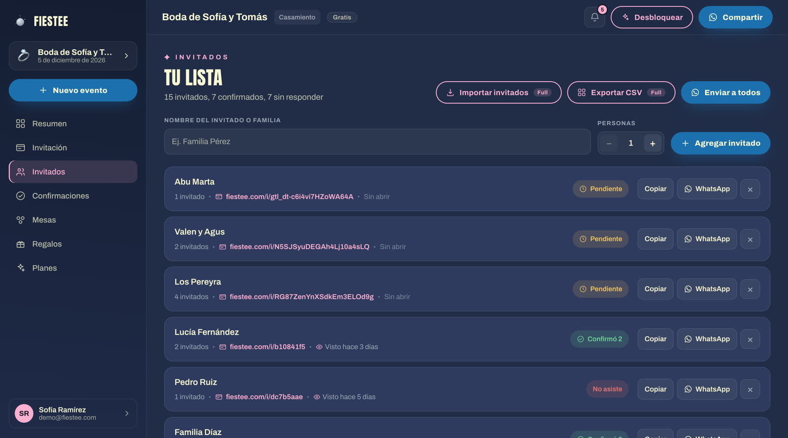 La lista de invitados con el link único de cada familia, su estado de confirmación y el botón para mandarlo por WhatsApp.